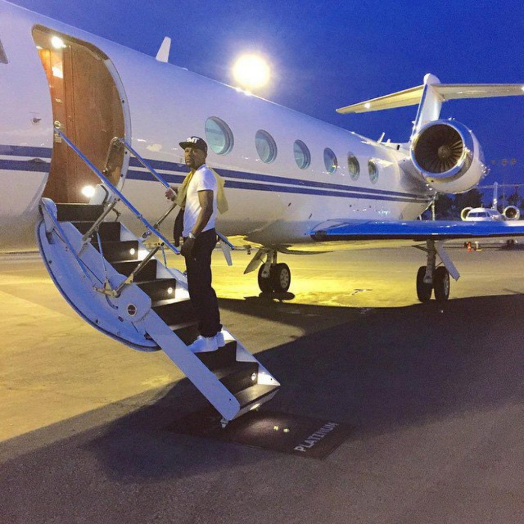 floyd-mayweather-hops-private-jet
