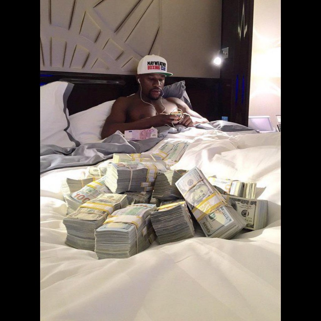 floyd-mayweather-lounges-bed-stacks-cash
