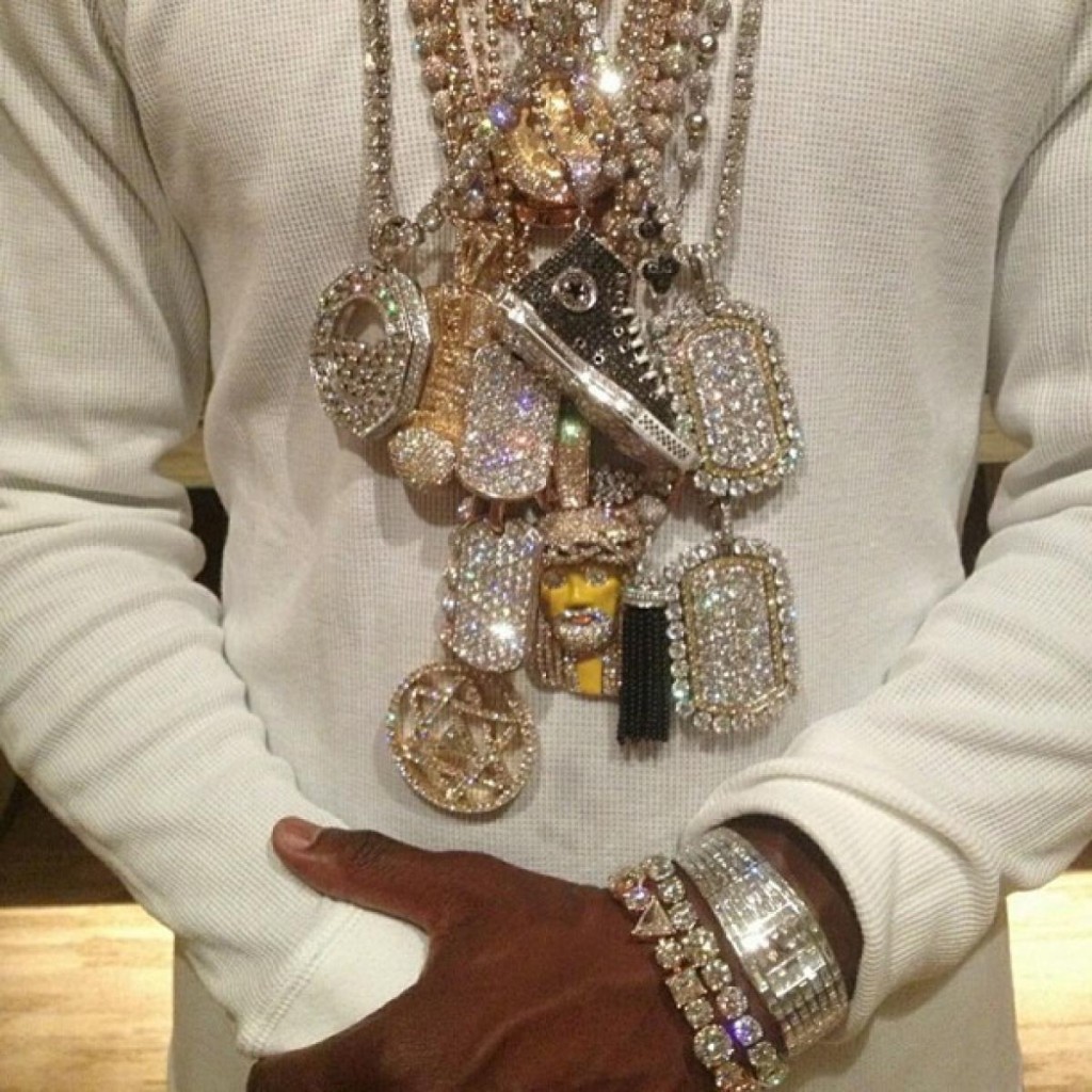 floyd-mayweather-shows-chains